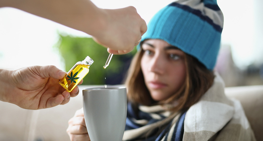 Cannabisöltropfen im Tee.